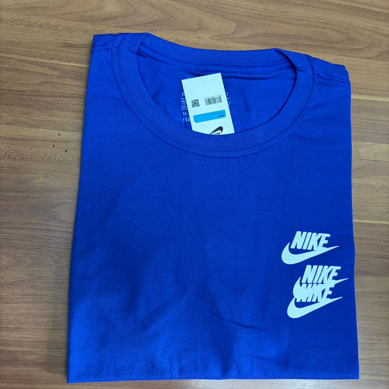 Camiseta Grife NIKE Azul Royal com Logo Empilhado Branco