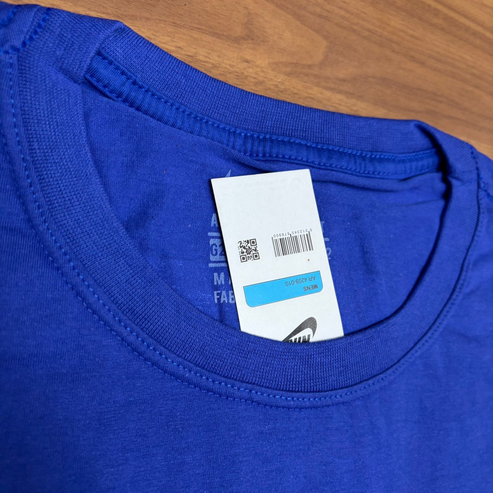 Camiseta Grife NIKE Azul Royal com Logo Empilhado Branco