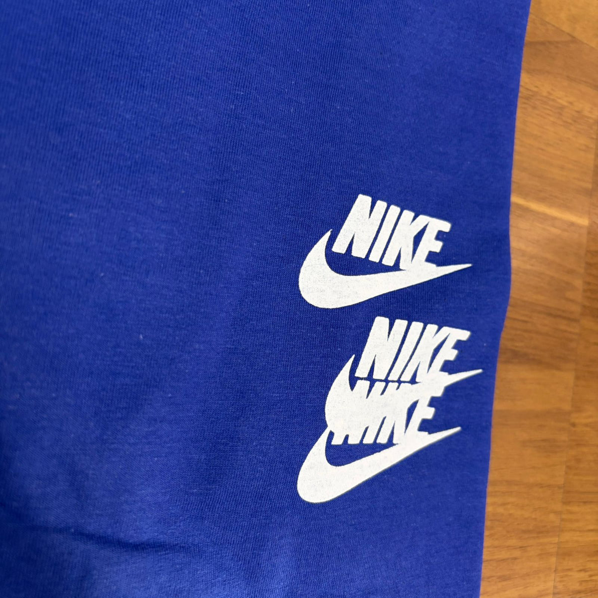 Camiseta Grife NIKE Azul Royal com Logo Empilhado Branco