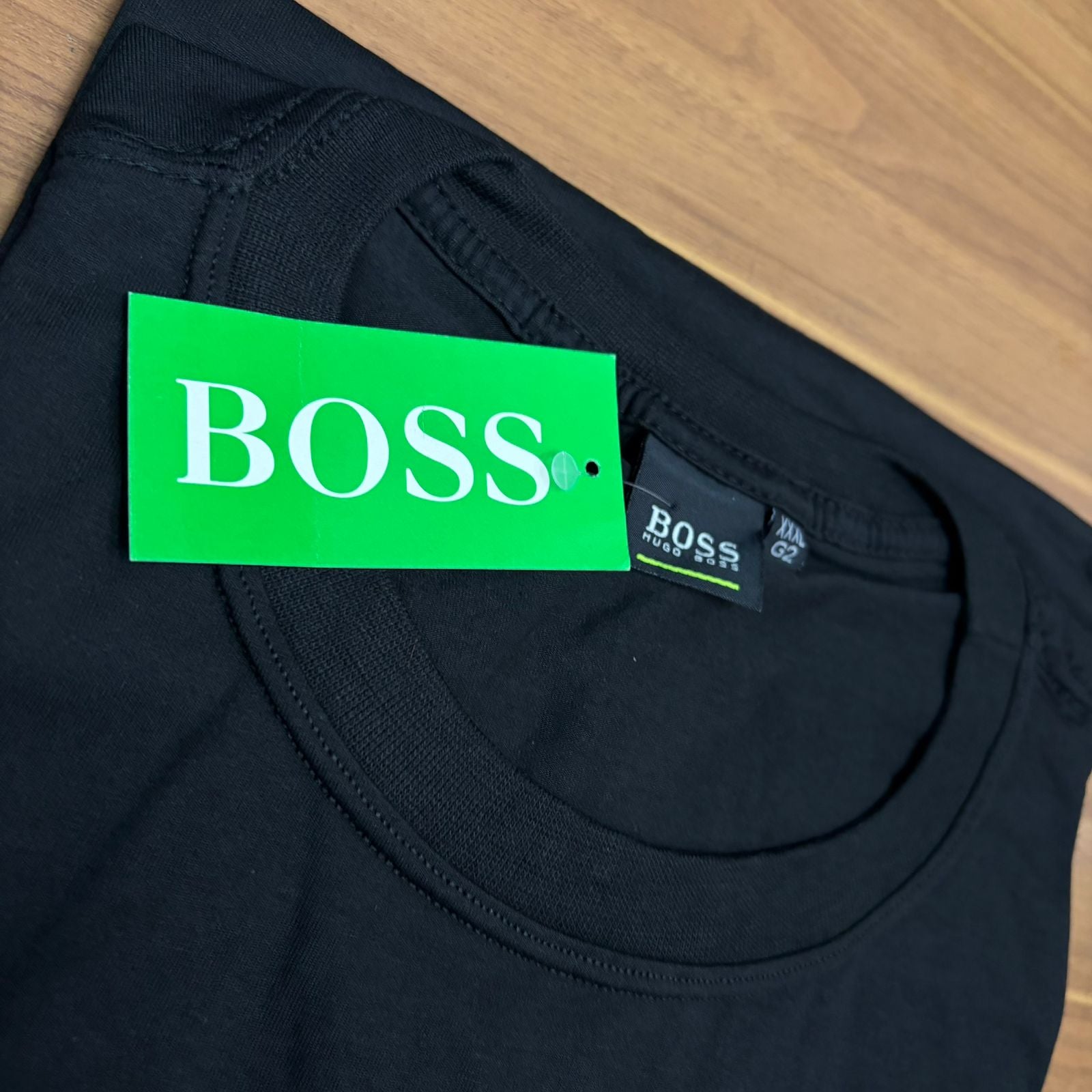 Camiseta Grife BOSS Preta Minimalista com Logo Cinza