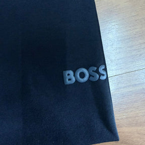 Camiseta Grife BOSS Preta Minimalista com Logo Cinza