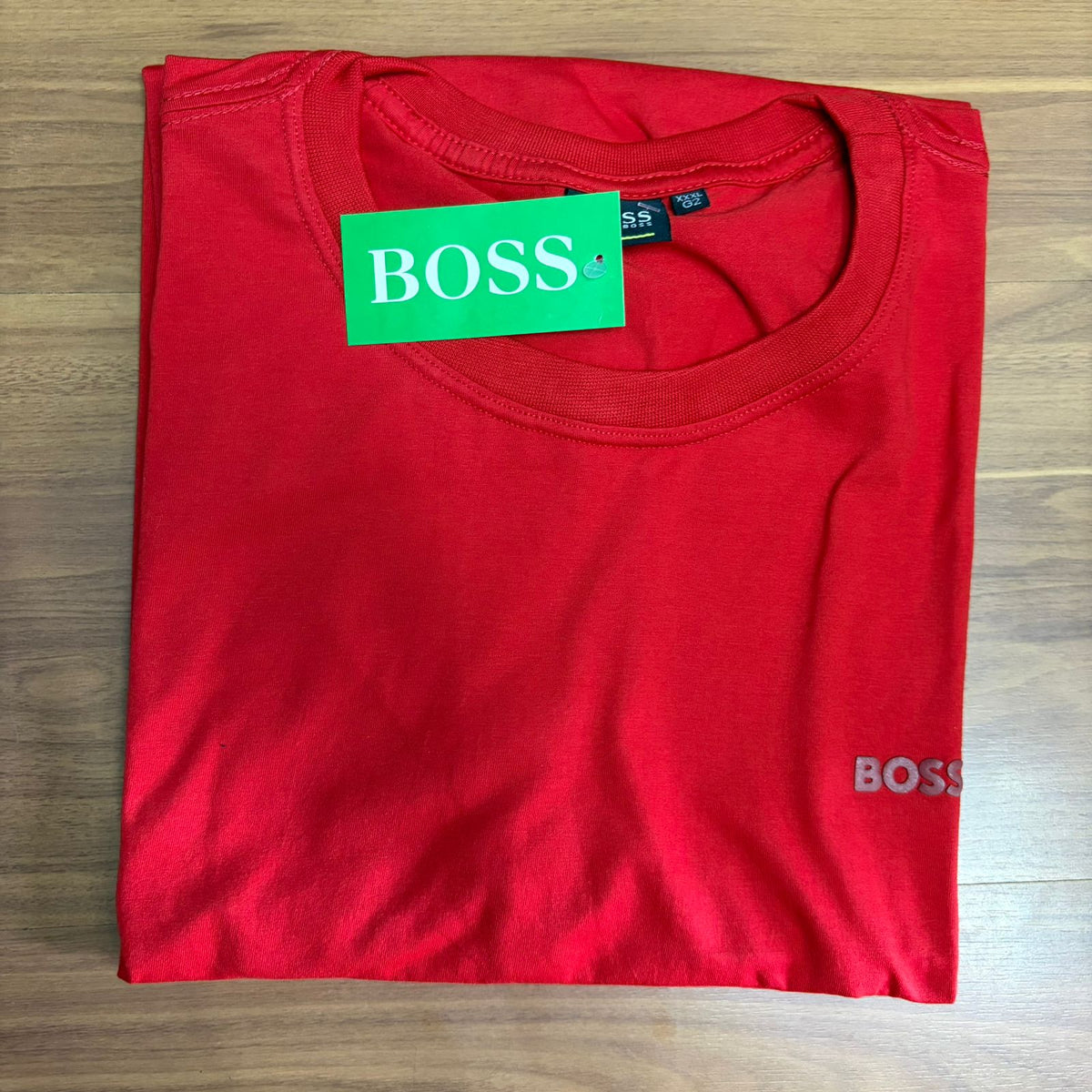 Camiseta Grife BOSS Vermelha Vibrante com Logo Tonal Metálico