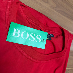 Camiseta Grife BOSS Vermelha Vibrante com Logo Tonal Metálico