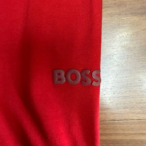 Camiseta Grife BOSS Vermelha Vibrante com Logo Tonal Metálico