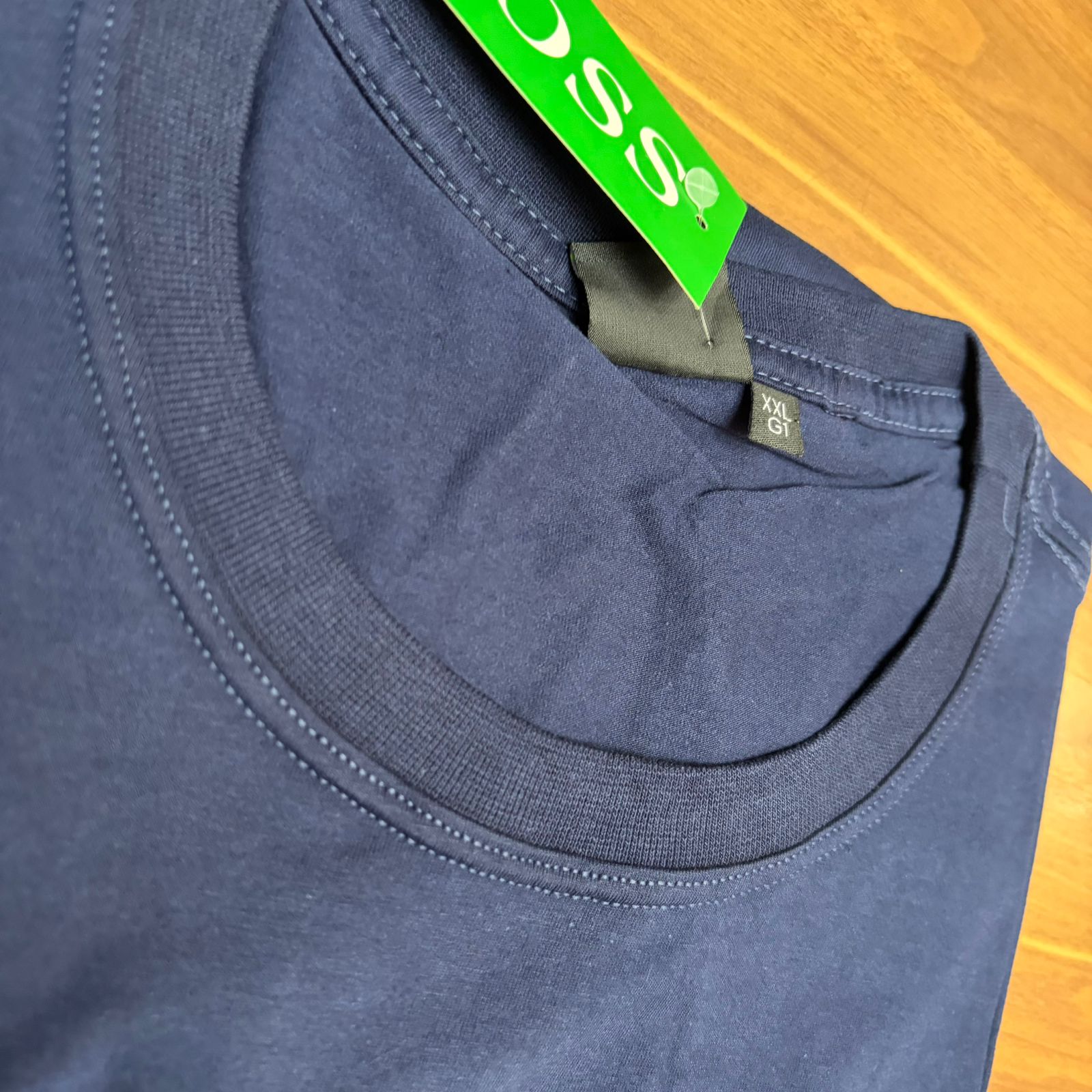 Camiseta Grife BOSS Azul Marinho Minimalista com Logo Tonal