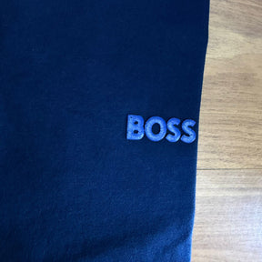 Camiseta Grife BOSS Azul Marinho Minimalista com Logo Tonal
