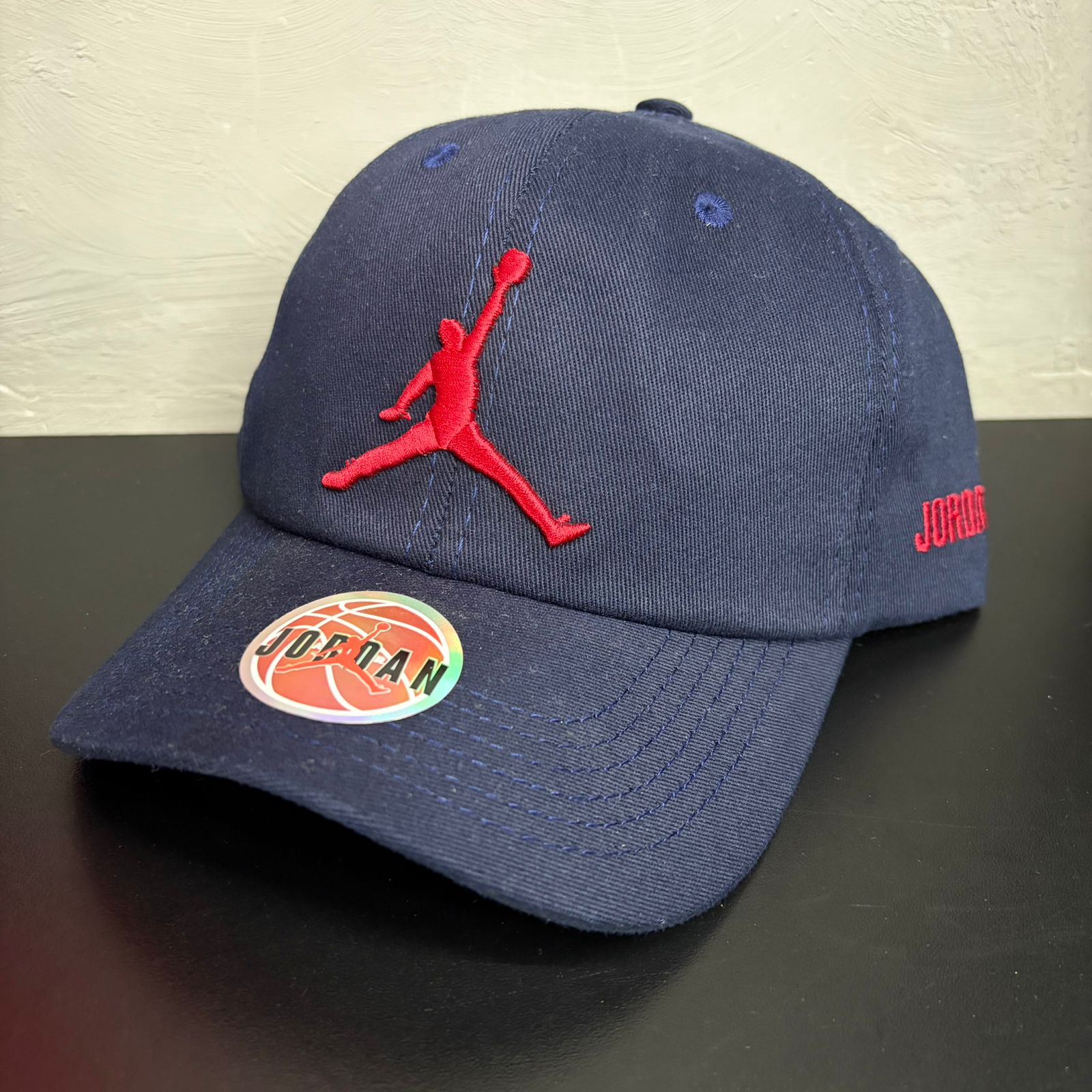 Boné Jordan Azul com Logo Vermelho Basket