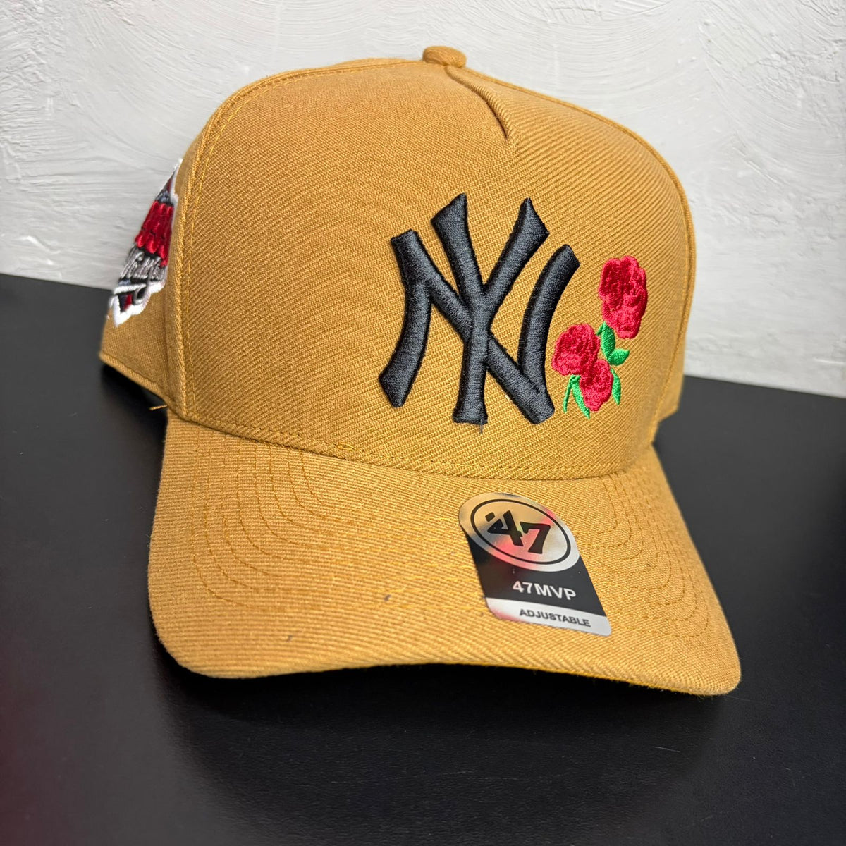 Boné NY WorldSerie Caramelo com Flor Rosa