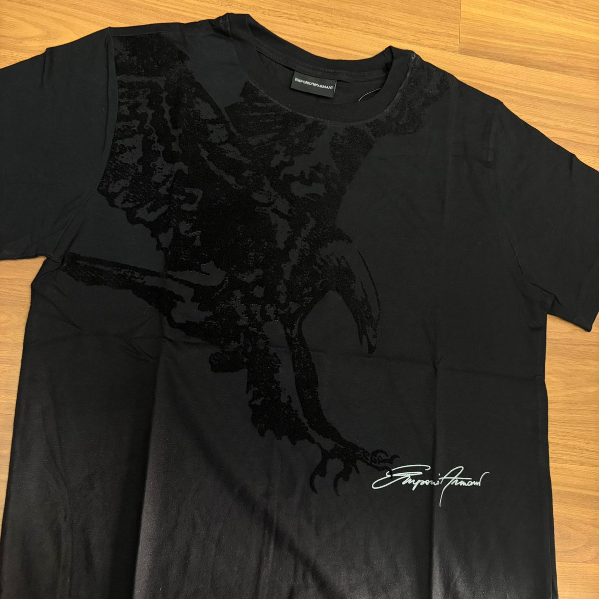 Camiseta Premium Empório Armani Preta com Veludo Águia