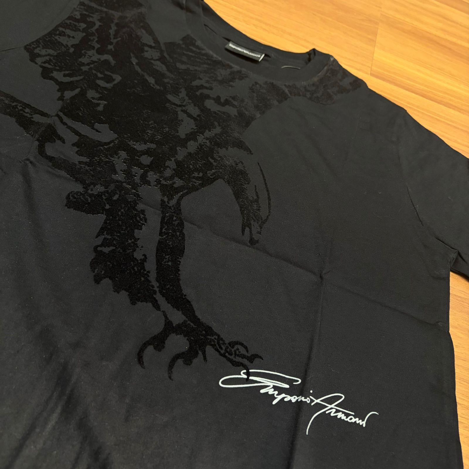 Camiseta Premium Empório Armani Preta com Veludo Águia