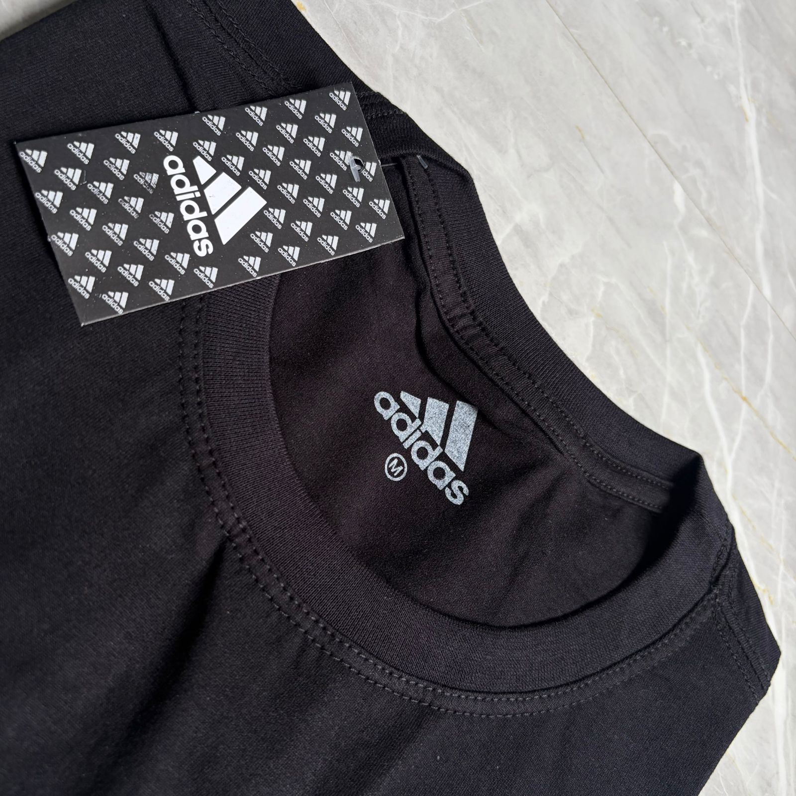 Camiseta Grife Adidas Estampa Escrita Preta