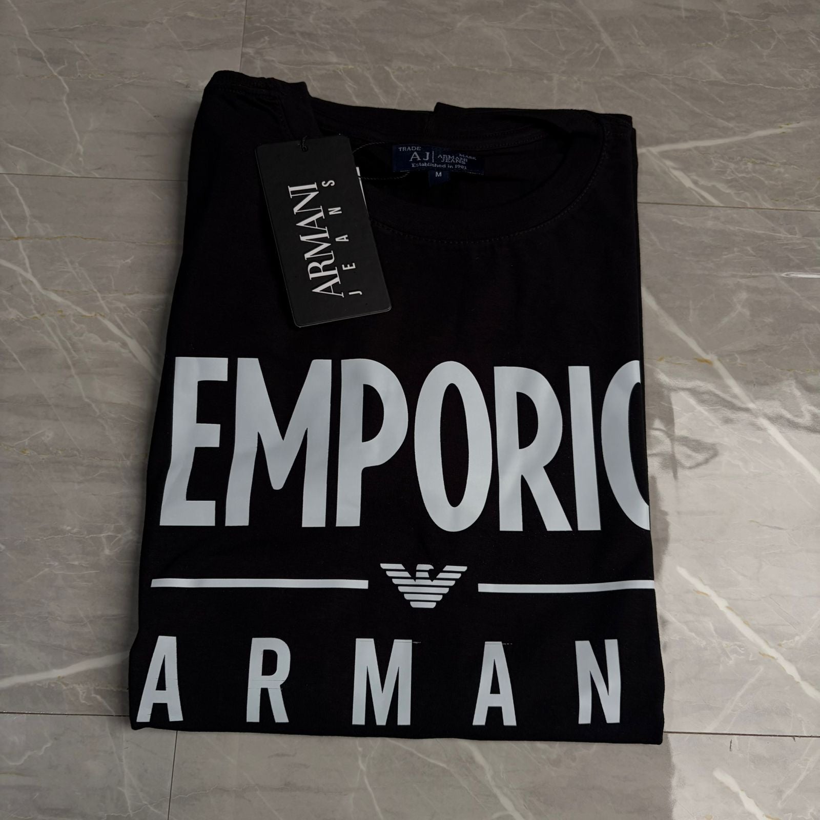 Camiseta Grife Emporio Armani Preta com Branco Escrita