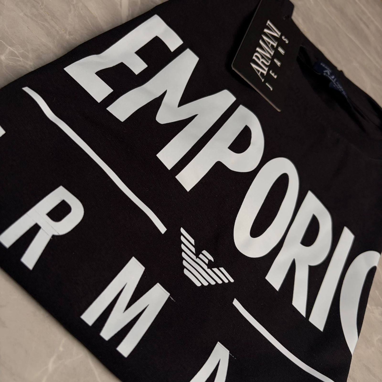 Camiseta Grife Emporio Armani Preta com Branco Escrita