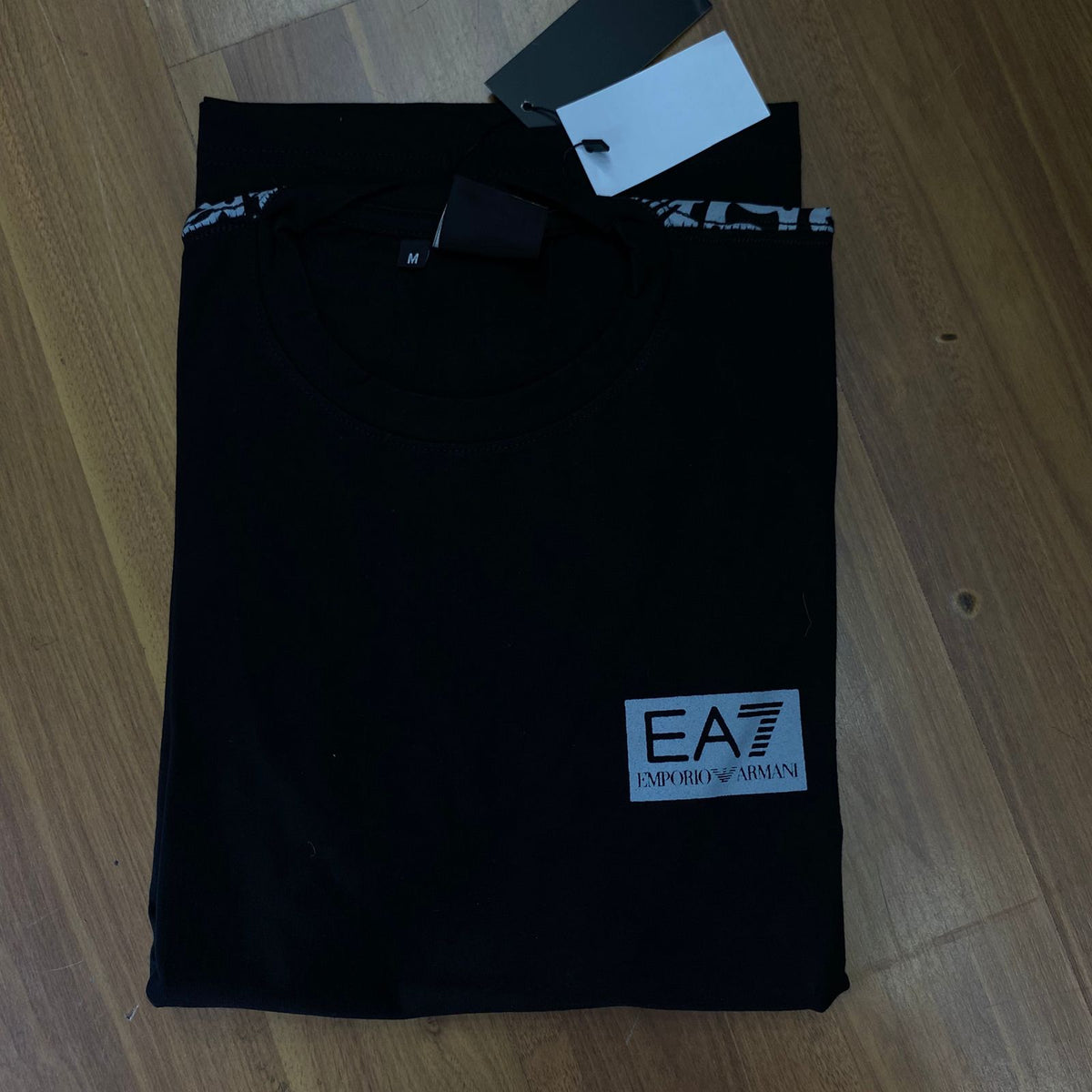 Camiseta Grife Armani Preta EA7 Estampada nas Costas
