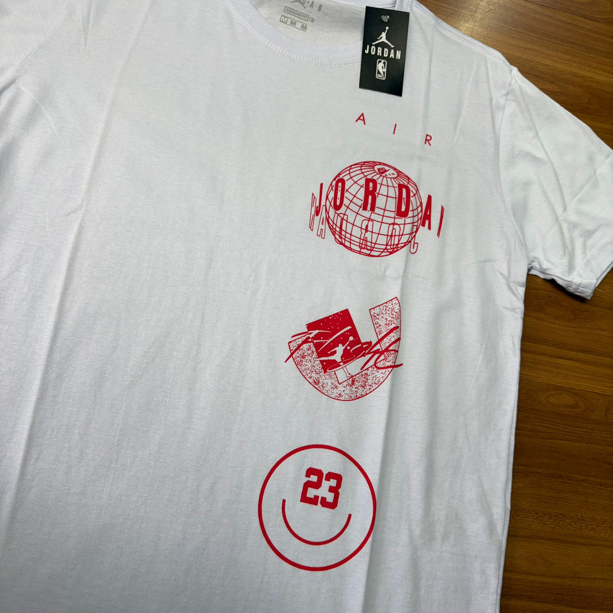 Camiseta Air Jordan Flight World Branca com Detalhe Vermelho