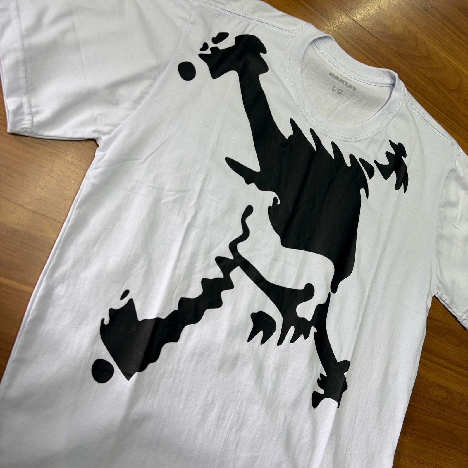Camiseta Grife Oakley Titan Branco Caveira