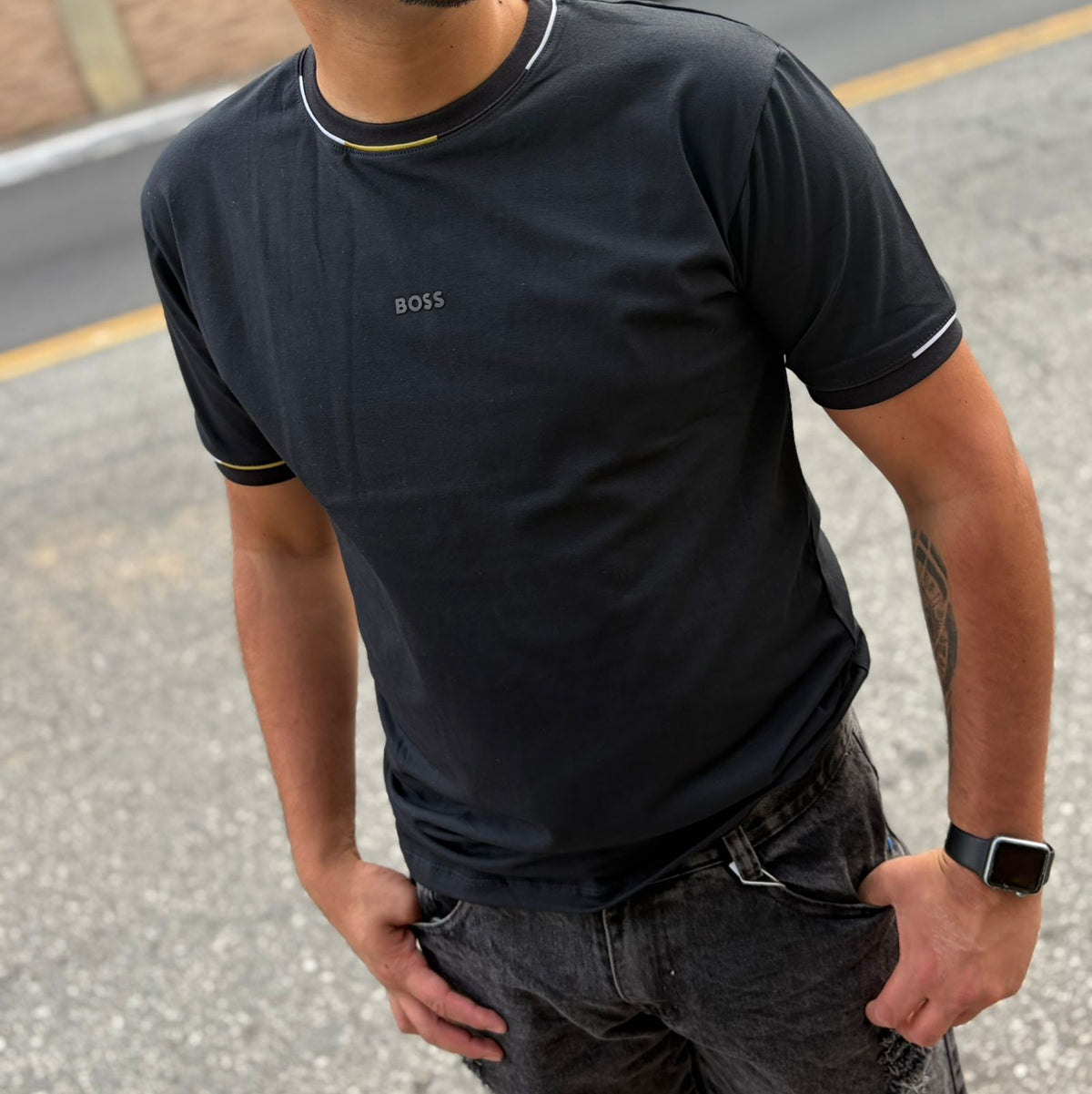 Camiseta Grife BOSS Preta Minimalista com Micro Logo Bordado e Detalhes Finos