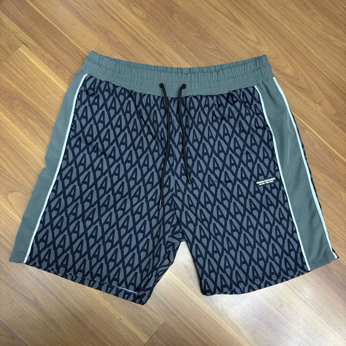 Shorts Grife Armani Exchange AX Preto/Cinza com Estampa Geométrica Logo e Faixas Laterais