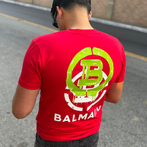 Camiseta Grife Balmain Vermelha com Logo Estilizado Fluorescente nas Costas e Minimalista na Frente