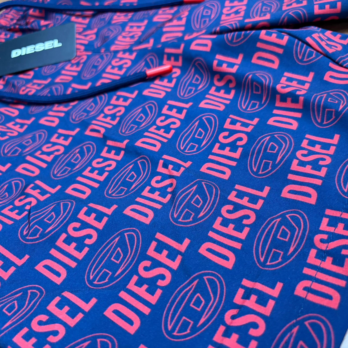 Shorts Grife Diesel Azul Marinho com Estampa Logo All-Over em Vermelho Coral