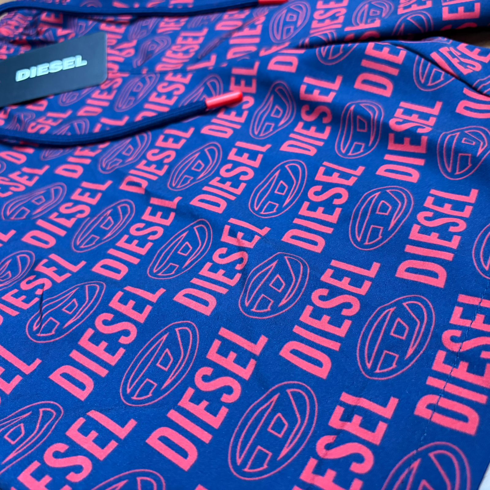 Shorts Grife Diesel Azul Marinho com Estampa Logo All-Over em Vermelho Coral