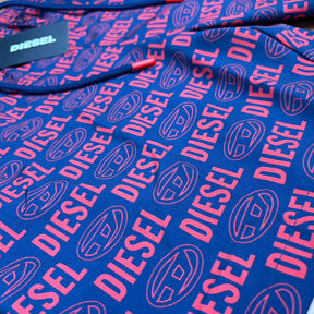 Shorts Grife Diesel Azul Marinho com Estampa Logo All-Over em Vermelho Coral