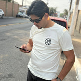 Camiseta Grife Balmain Off-White/Creme com Logo Estilizado Fluorescente nas Costas e Minimalista na Frente