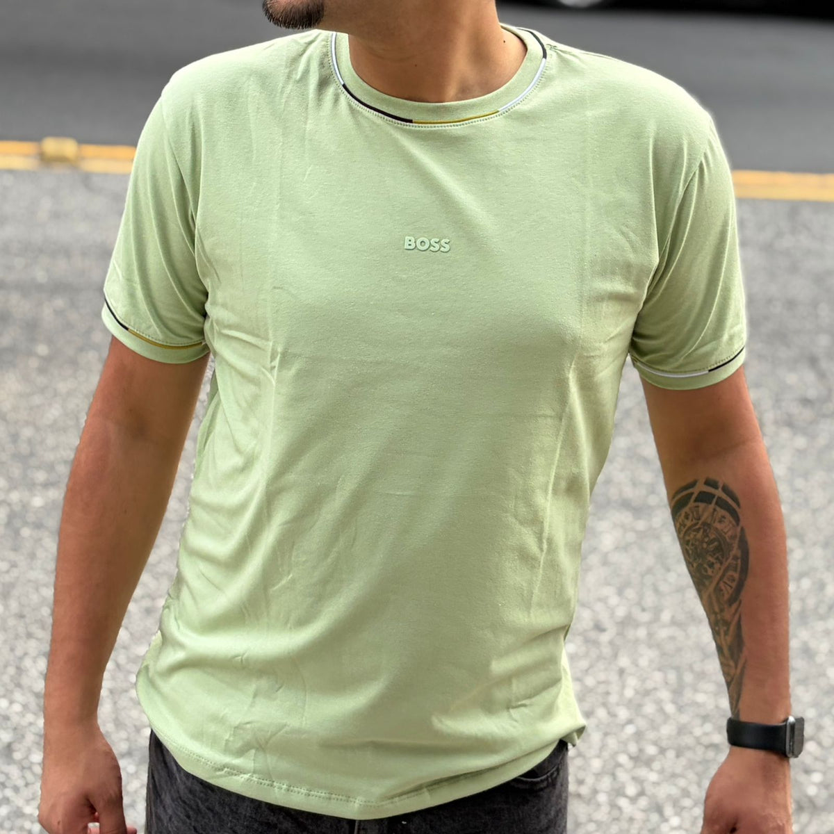 Camiseta Grife BOSS Verde Menta Minimalista com Micro Logo Bordado e Detalhes Finos