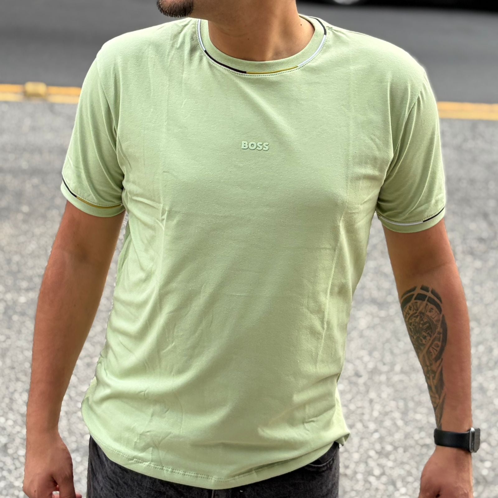 Camiseta Grife BOSS Verde Menta Minimalista com Micro Logo Bordado e Detalhes Finos