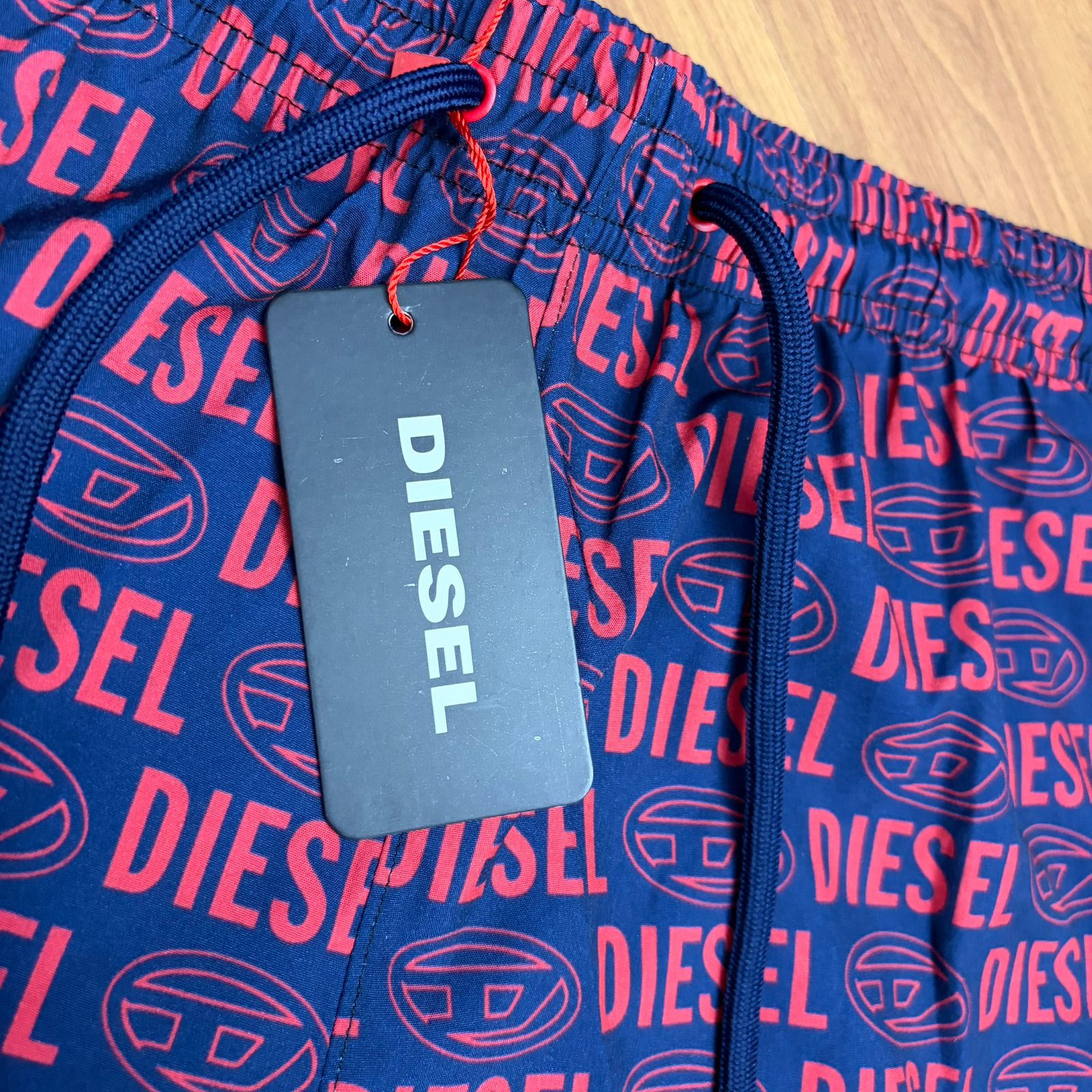 Shorts Grife Diesel Azul Marinho com Estampa Logo All-Over em Vermelho Coral