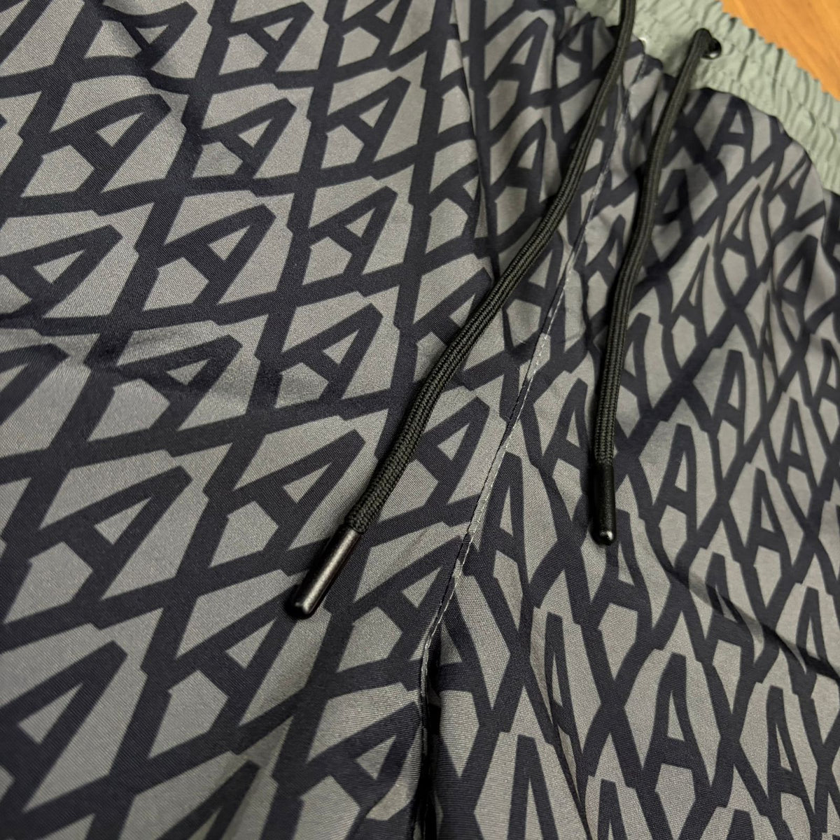 Shorts Grife Armani Exchange AX Preto/Cinza com Estampa Geométrica Logo e Faixas Laterais