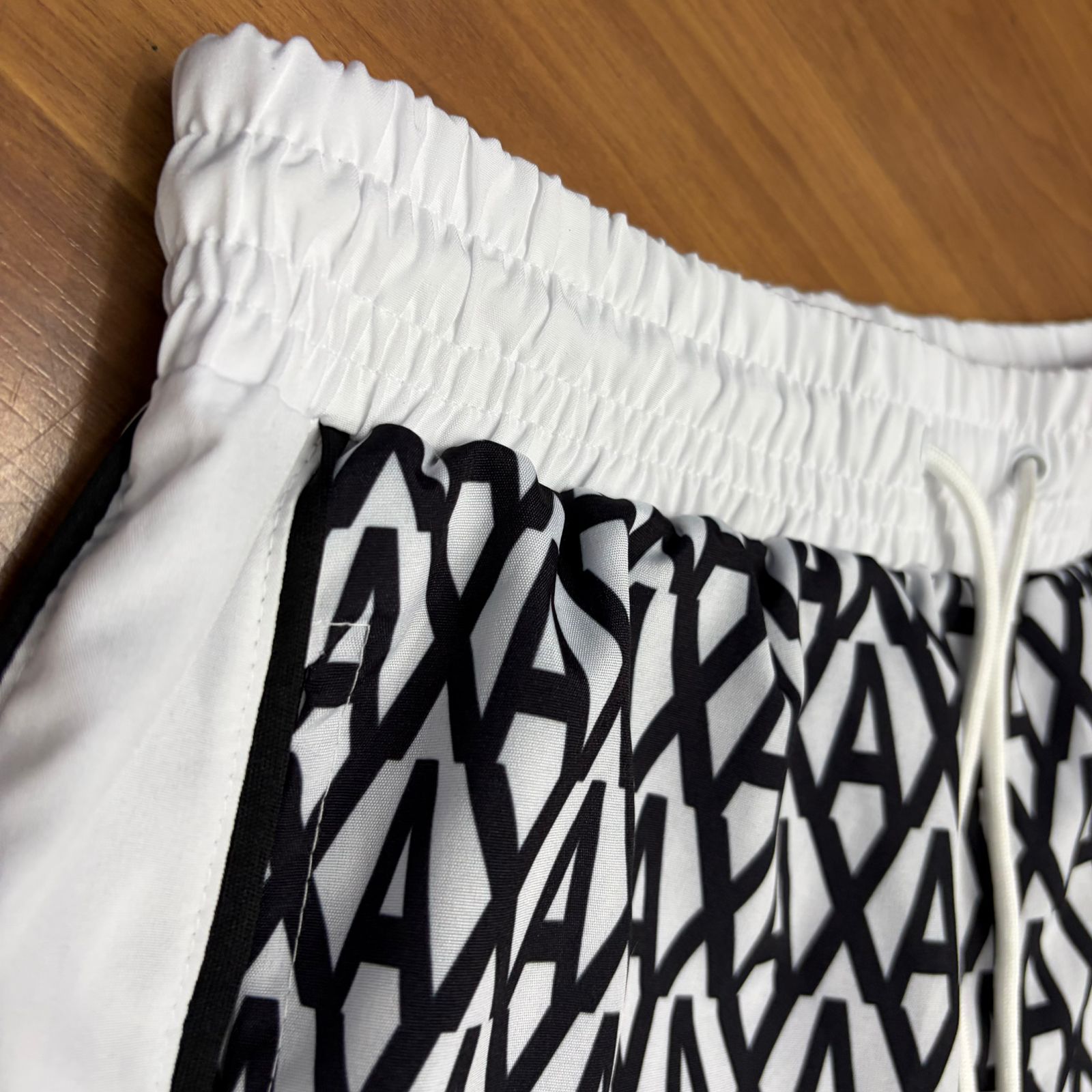 Shorts Grife Armani Exchange AX Preto/Branco com Estampa Geométrica Logo e Faixas Laterais