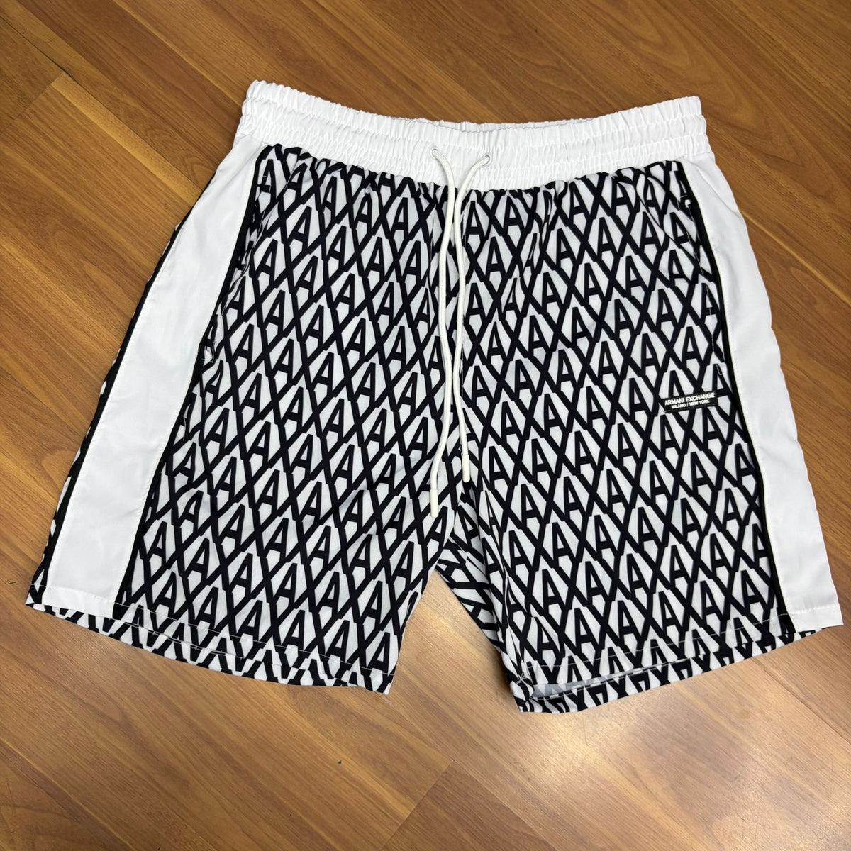 Shorts Grife Armani Exchange AX Preto/Branco com Estampa Geométrica Logo e Faixas Laterais